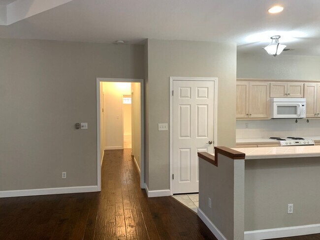 Building Photo - 3/2/2 Garden Style House Close to Landa Pa...