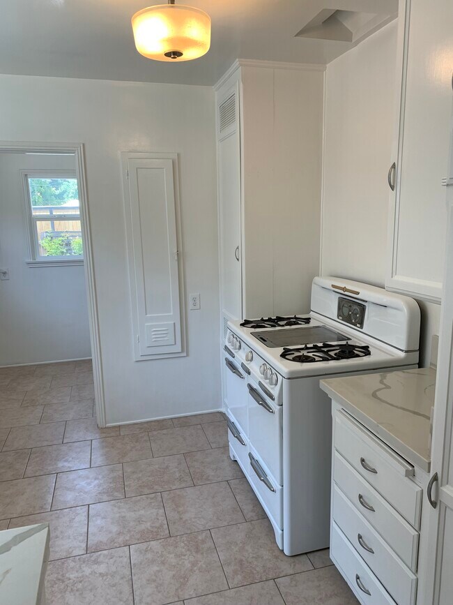 Kitchen - 804 Arroyo Dr