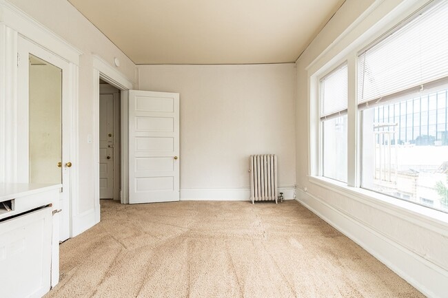 Plano de planta - Avenue Building: Centrally located in University District!