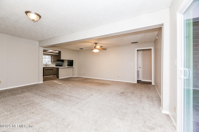 Building Photo - 10962 Luana Dr N
