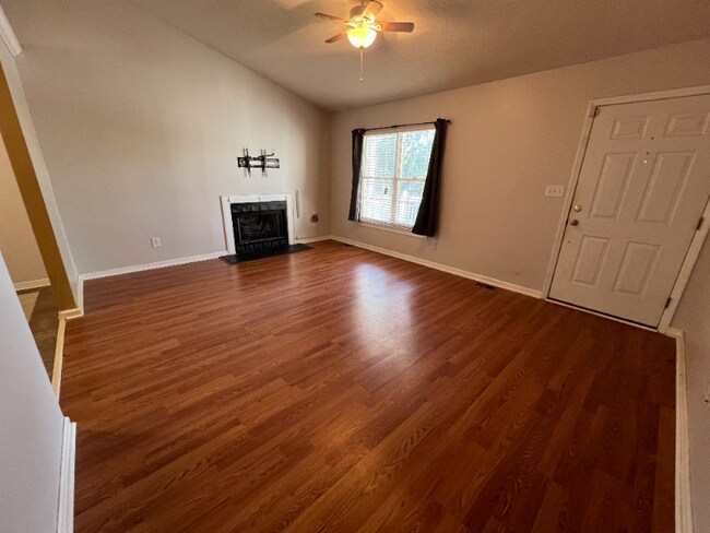 Foto del edificio - 507 3 Oaks Dr