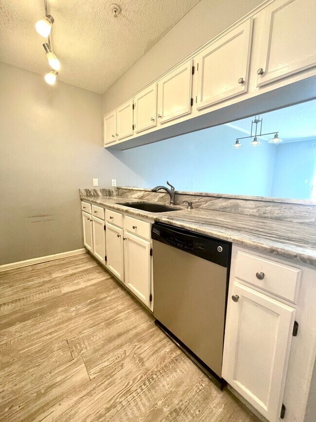 Foto del edificio - Updated 2B/2B condo located behind Grand Boulevard in Pointe of View Condominiums!!