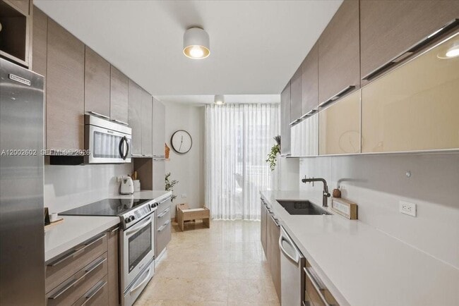 Building Photo - 801 Brickell Key Blvd