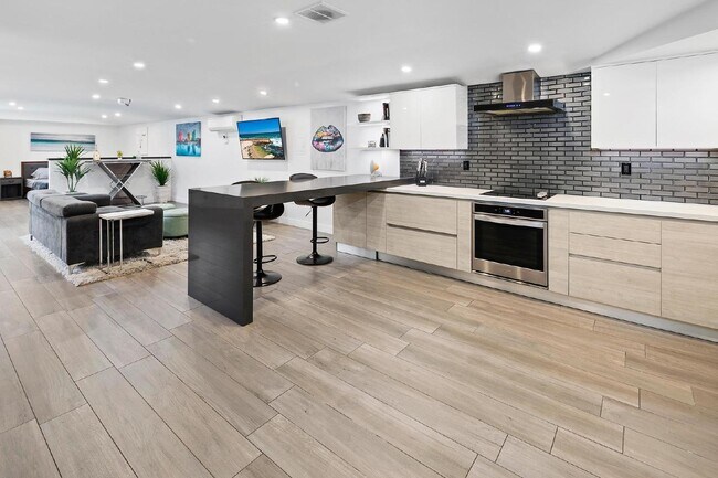 Foto del edificio - Live in one of San Diego’s most desirable locations in This award-winning architectural gem, "7 o...