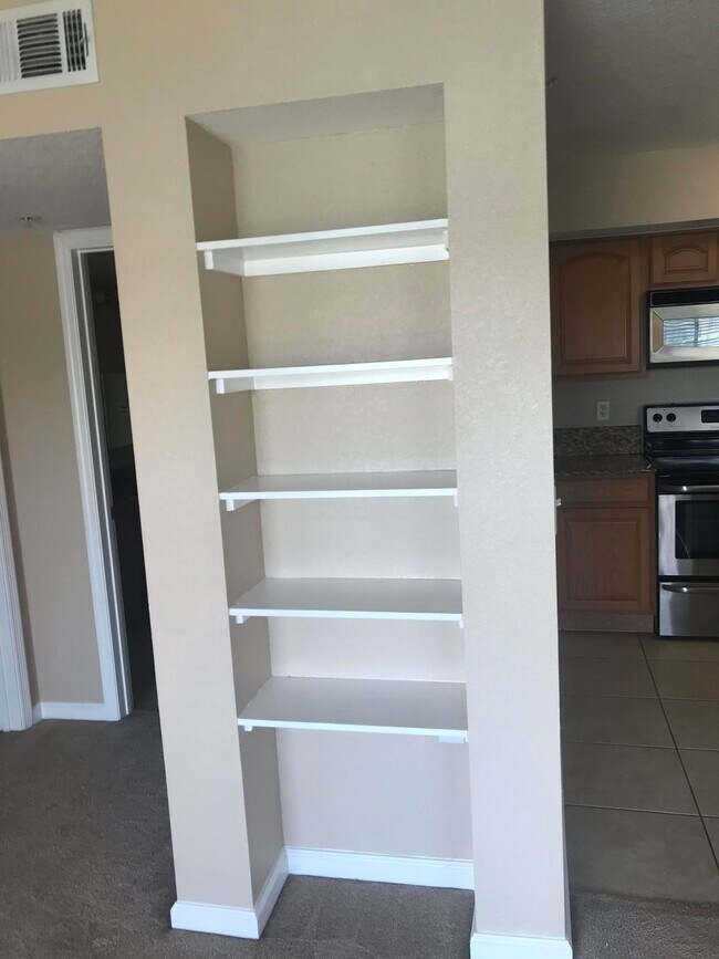 Building Photo - 291 SW Palm Dr