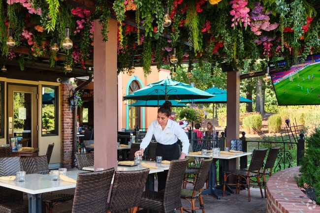 Fair Lakes offers many dining options