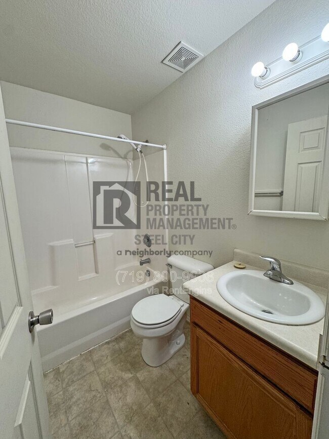 Foto del edificio - 1719 Oakshire Ln