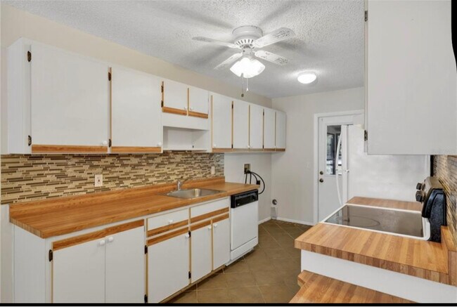 Building Photo - 758 W Rosewood Ln