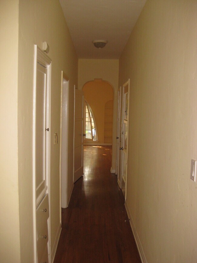 Building Photo - 326 N Orange Grove Ave