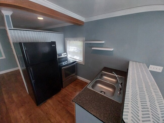 Building Photo - Cottage Apartment Including Utilities