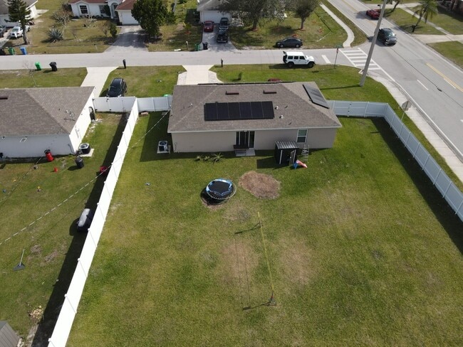 Building Photo - 402 NE Mainsail St