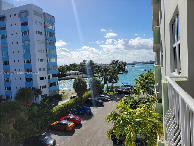 Foto del edificio - 10350 W Bay Harbor Dr