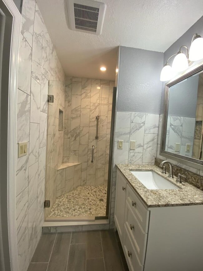Building Photo - 12120 De Leon Dr
