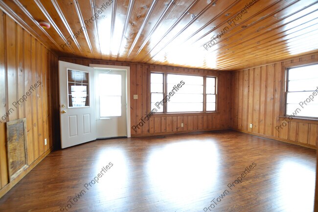 Building Photo - 329 White Ave