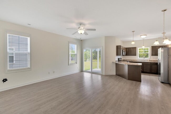 Building Photo - Wonderful 3 Bedroom 2.5 bath townhome is close to beaches, bases and shopping!