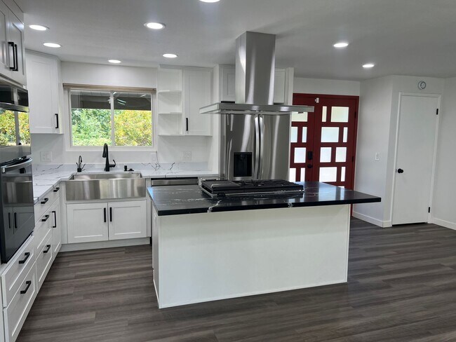 Building Photo - 3bd/2ba Bellevue Home