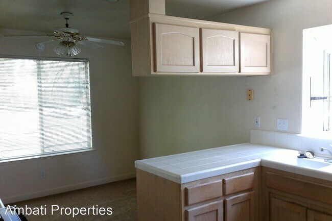 Building Photo - 3 br, 3 bath House - 483 E. Newport Dr.