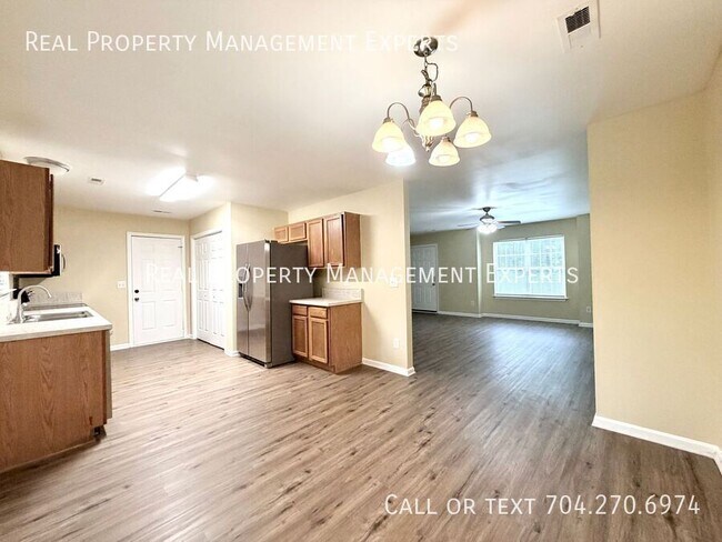 Foto del edificio - 4025 Oakwood Rd