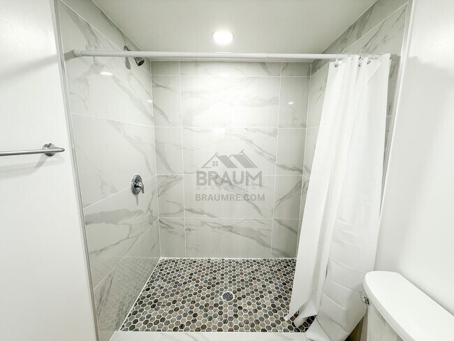 Foto del edificio - 11228 Huston St