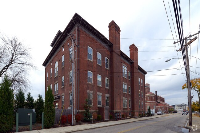 Building Photo - 39 Webster St