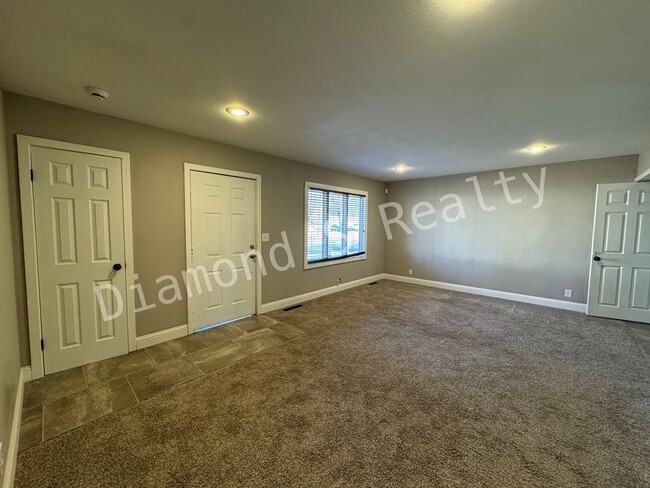 Building Photo - MOVE IN SPECIAL:  Half Off First Full Mont...