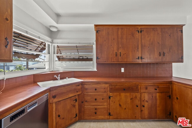 Foto del edificio - 100 E Kenneth Rd