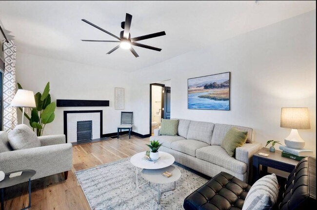 Foto del edificio - Beautifully Updated 3-Bedroom Home on a Co...