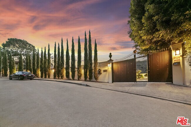Building Photo - 2321 Castilian Dr
