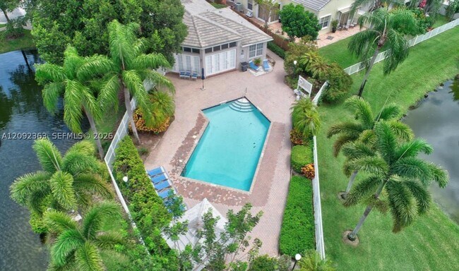 Foto del edificio - 8291 Hampton Wood Dr