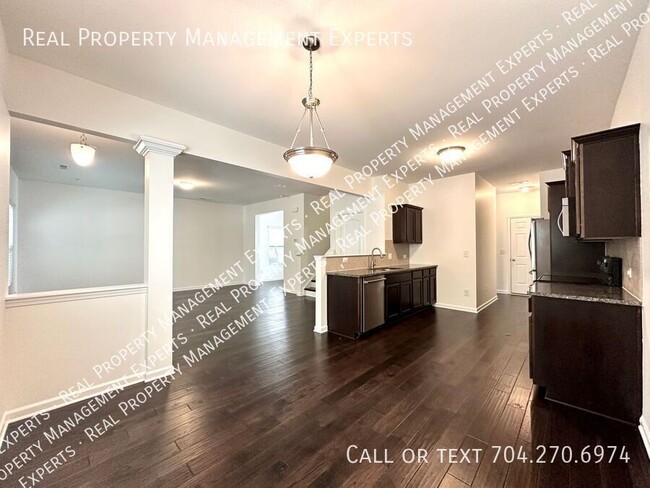 Foto del edificio - **MOVE IN CHRISTMAS SPECIAL!**Charming 4BR...