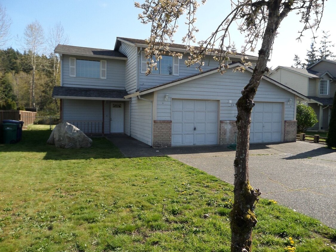 Primary Photo - Cute 3-Bedroom Duplex With Large Yard and ...