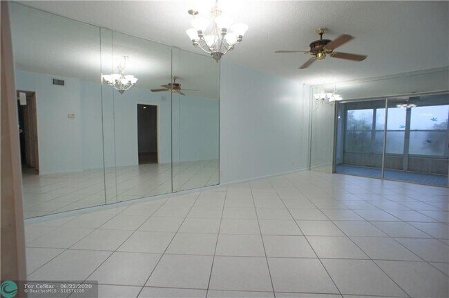 Foto del edificio - 1035 Country Club Dr