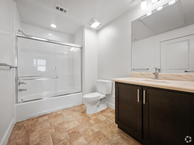 Unit 404 - bathroom - Oak Walk