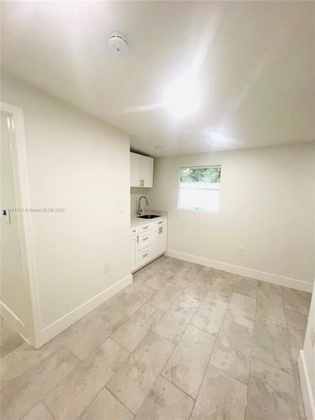 Foto del edificio - 8000 NW 11th Ave