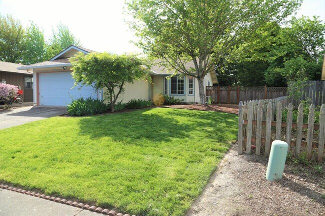 Foto del edificio - 3 Bed 2 Bath Home with Huge Fenced Yard/ Air Conditioning/ Solar Power