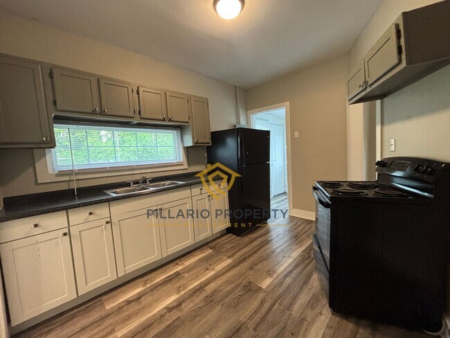 Foto del edificio - Renovated, 3 Bedroom Near Indy Motor Speedway Home Available NOW!