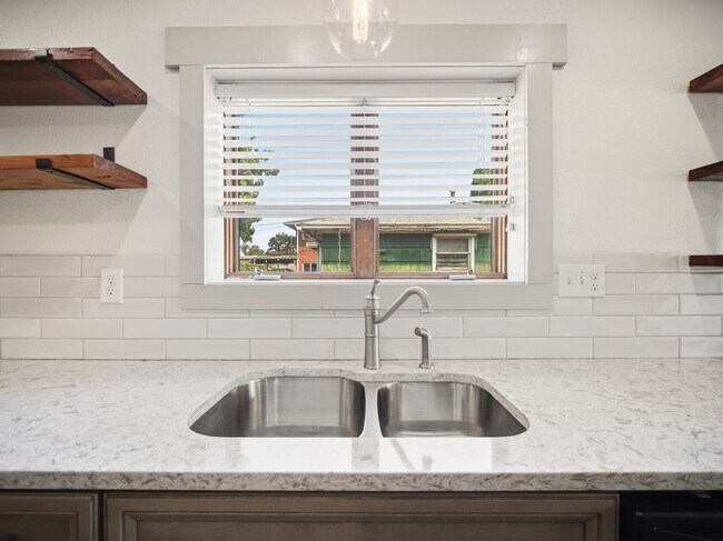Foto del edificio - 5703 N Regal St
