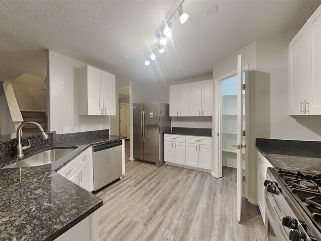 Foto del edificio - 6714 Hidden Colony Ln