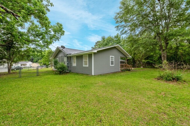 Building Photo - 128 Woods Dr