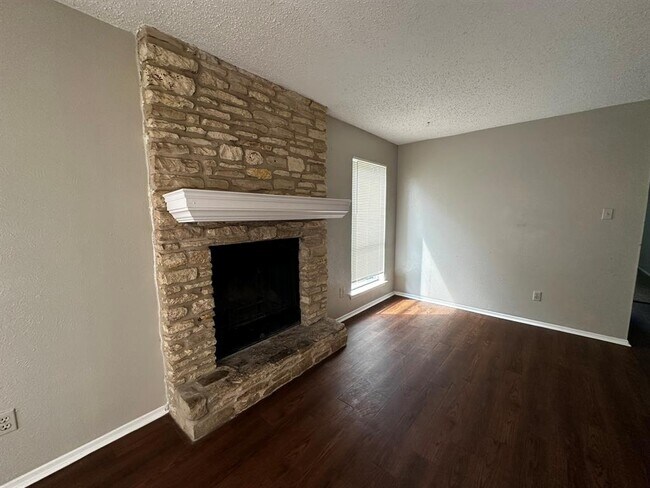 Foto del edificio - 2202 Donahue Ln