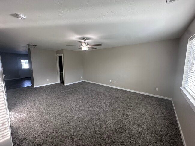 Building Photo - 550 Trails End