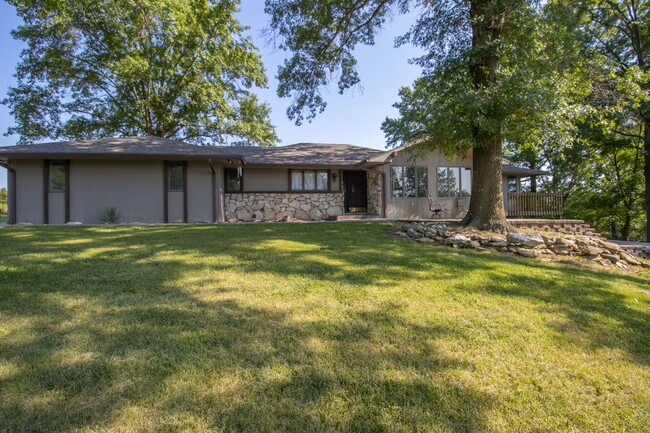 Foto del edificio - Storybook Ranch Home with Lake View