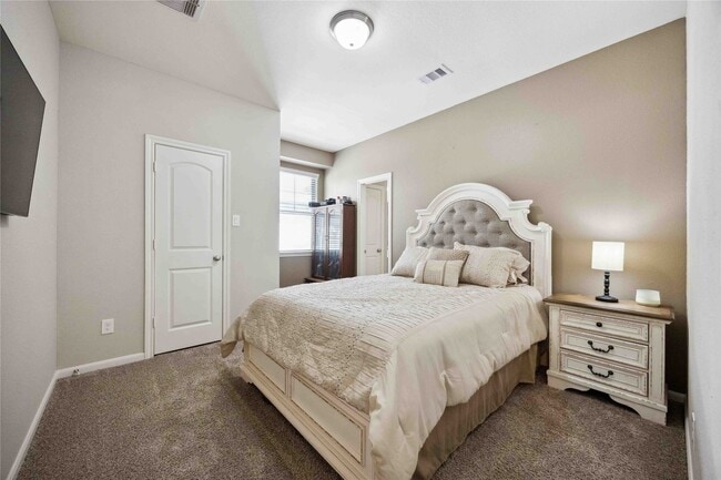 Building Photo - 323 Biltmore Loop