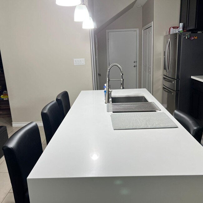 Building Photo - 7925 Elka Lp