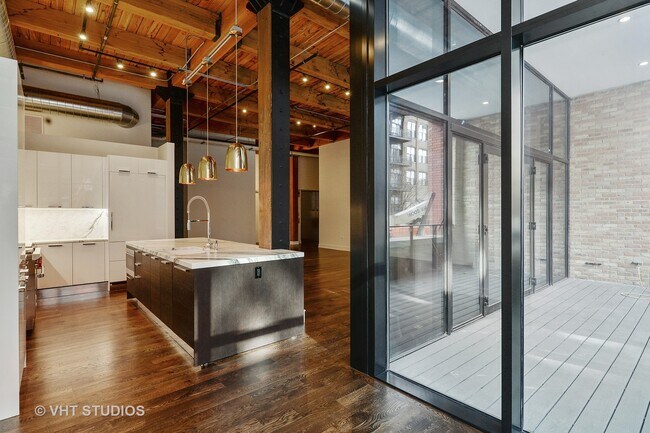 Foto del edificio - 676 N Kingsbury St