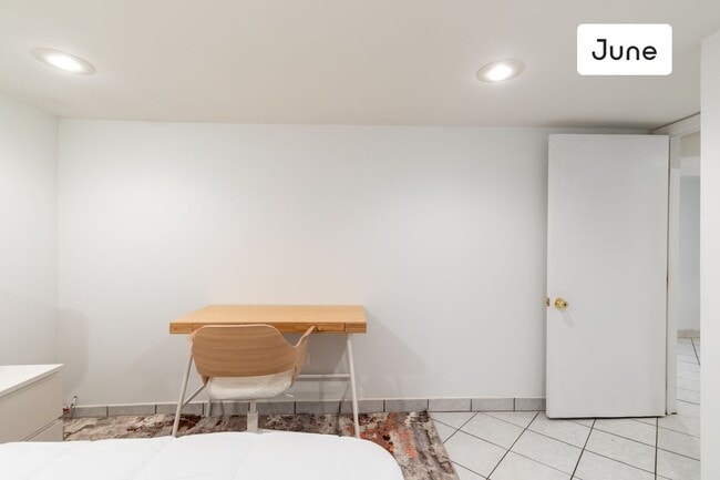 Building Photo - ROOM ONLY in 4-bed/2.0-bath Home