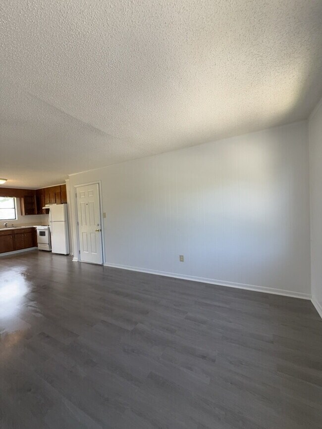 Building Photo - 212 Zack Cir