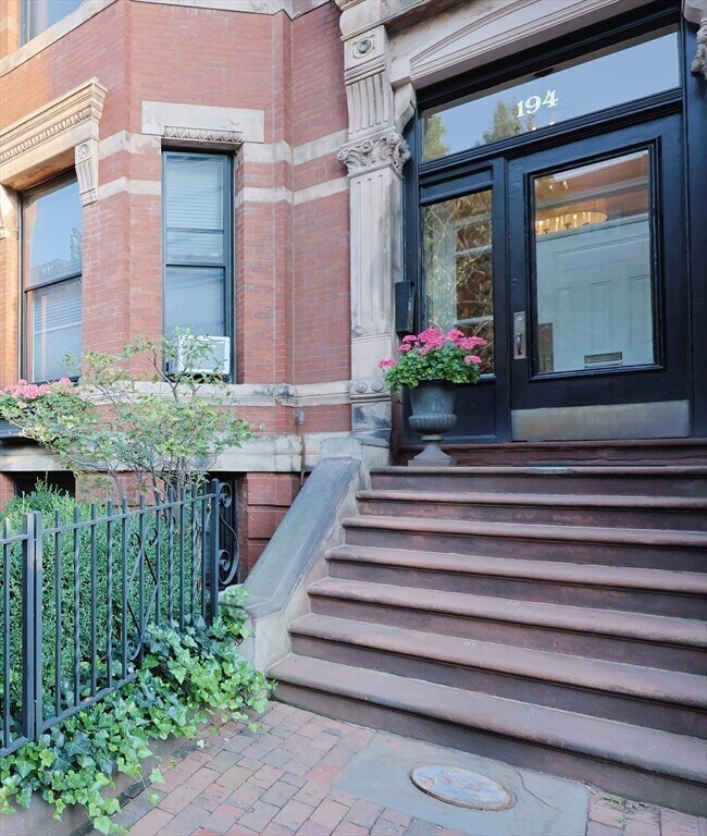 Building Photo - 194 Marlborough St