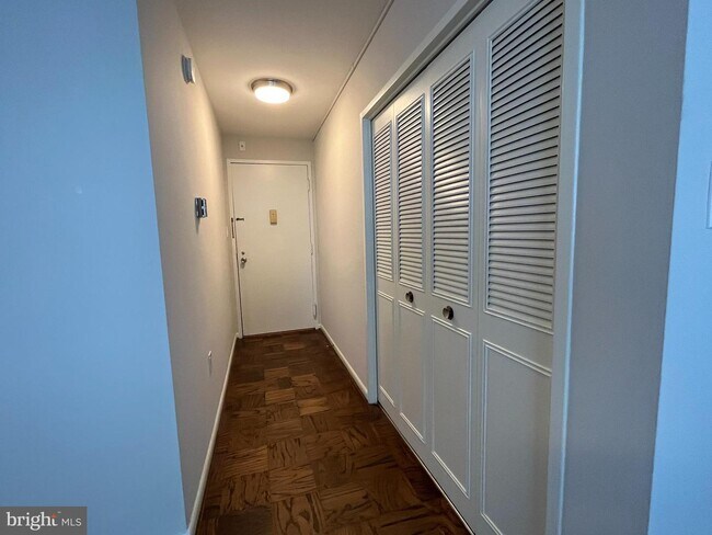 Foto del edificio - 10401 Grosvenor Pl