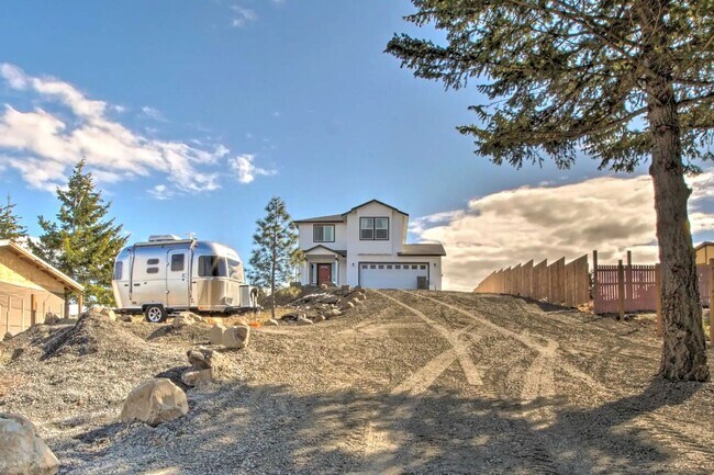 Building Photo - 3 Bedroom 2.5 Bathroom House In Cle Elum With Great Amenities and Sweeping Views